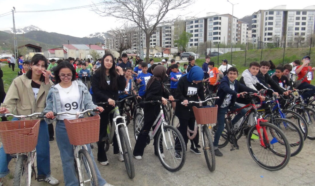 BİTLİS (AA) – Bitlis'in Tatvan ilçesinde 200 kişinin katılımıyla bisiklet