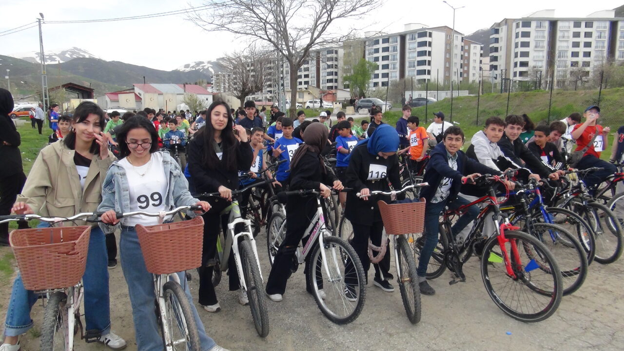 BİTLİS (AA) – Bitlis'in Tatvan ilçesinde 200 kişinin katılımıyla bisiklet