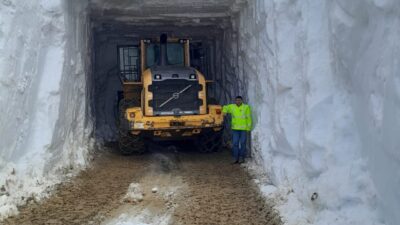 - Hakkari'nin Yüksekova ilçesinde iş makineleri kar örtüsünün altında adeta