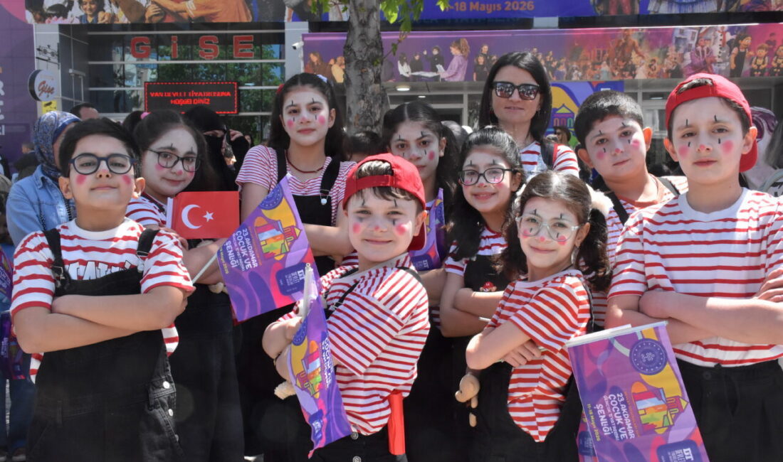 - Devlet Tiyatroları Genel Müdürü Tamer Karadağlı:
- "Şenliğimiz sayesinde ilk