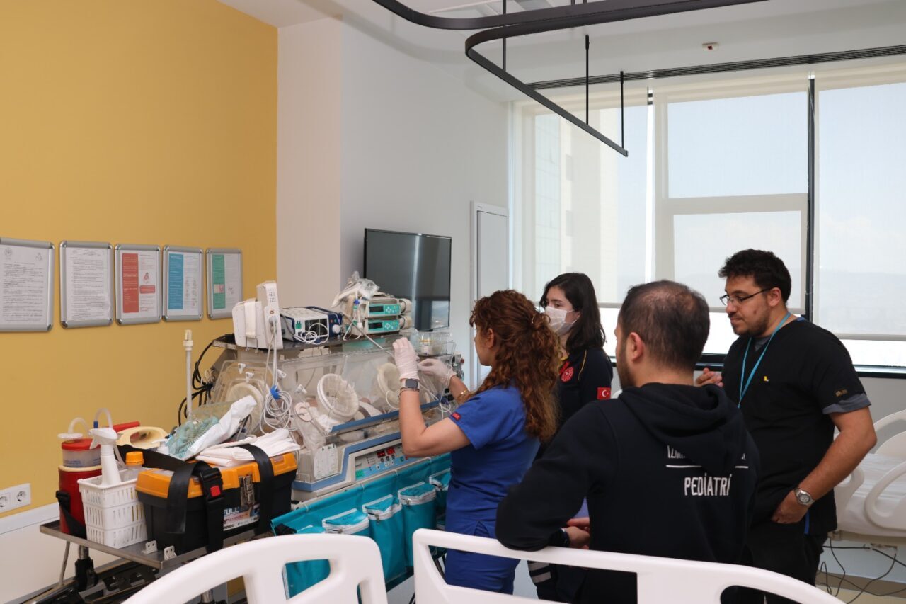 İZMİR (AA) – Van'da doğuştan bağırsak rahatsızlığı olan 3,5 aylık