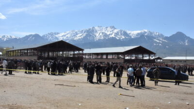VAN (AA) – Van'ın İpekyolu ilçesindeki hayvan pazarında iki grup