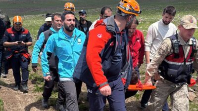 VAN (AA) – Van'ın İpekyolu ilçesinde kayalıklardan düşerek yaralanan ve