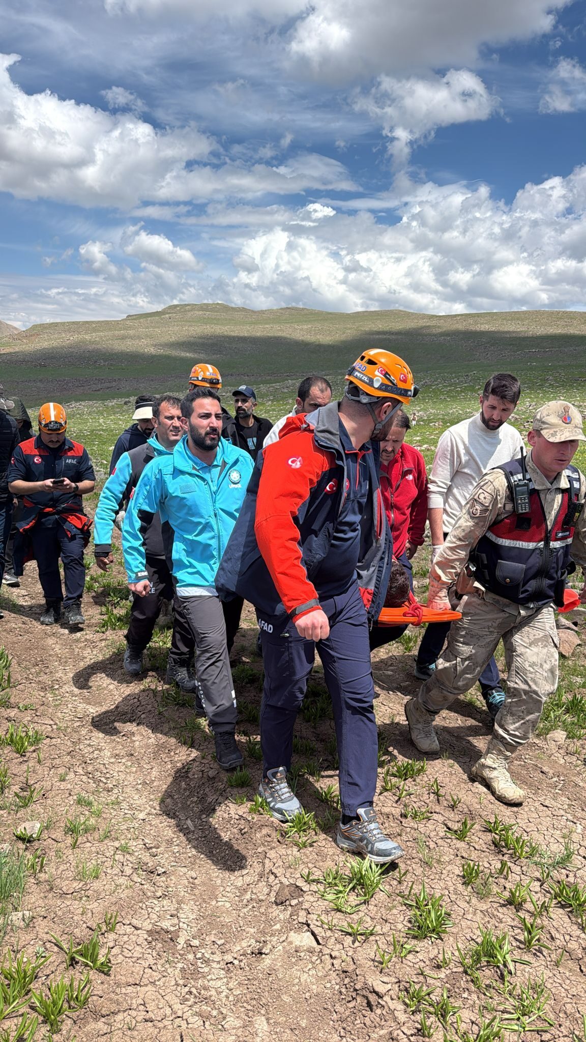 VAN (AA) – Van'ın İpekyolu ilçesinde kayalıklardan düşerek yaralanan ve