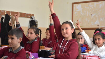 - Vangölü İlkokulu'nda eğitim gören 9 öğrenci, öğretmenleri Bedirhan Kurt'un