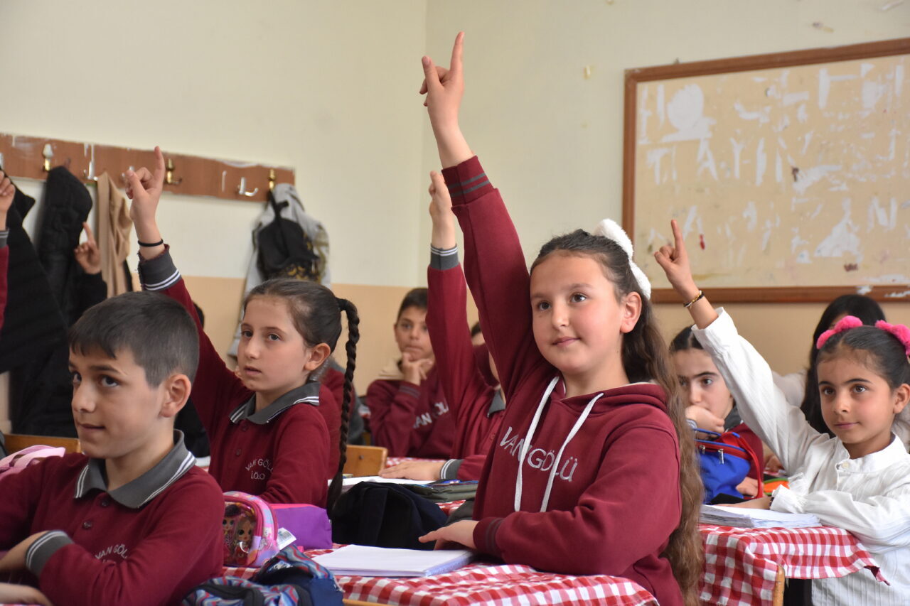 - Vangölü İlkokulu'nda eğitim gören 9 öğrenci, öğretmenleri Bedirhan Kurt'un