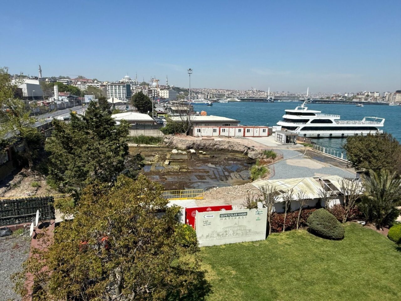 - Valilik:
- "Ecdat yadigarımız Yalı Köşkü'nü, Valiliğimiz 'Yadigar' projesi kapsamında,