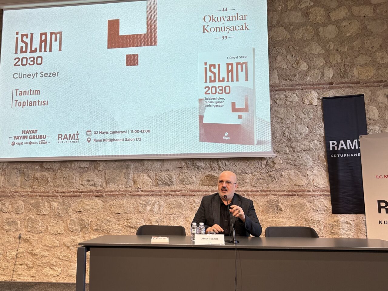 İSTANBUL (AA) – Yazar Cüneyt Sezer, Rami Kütüphanesi'nde düzenlenen söyleşide
