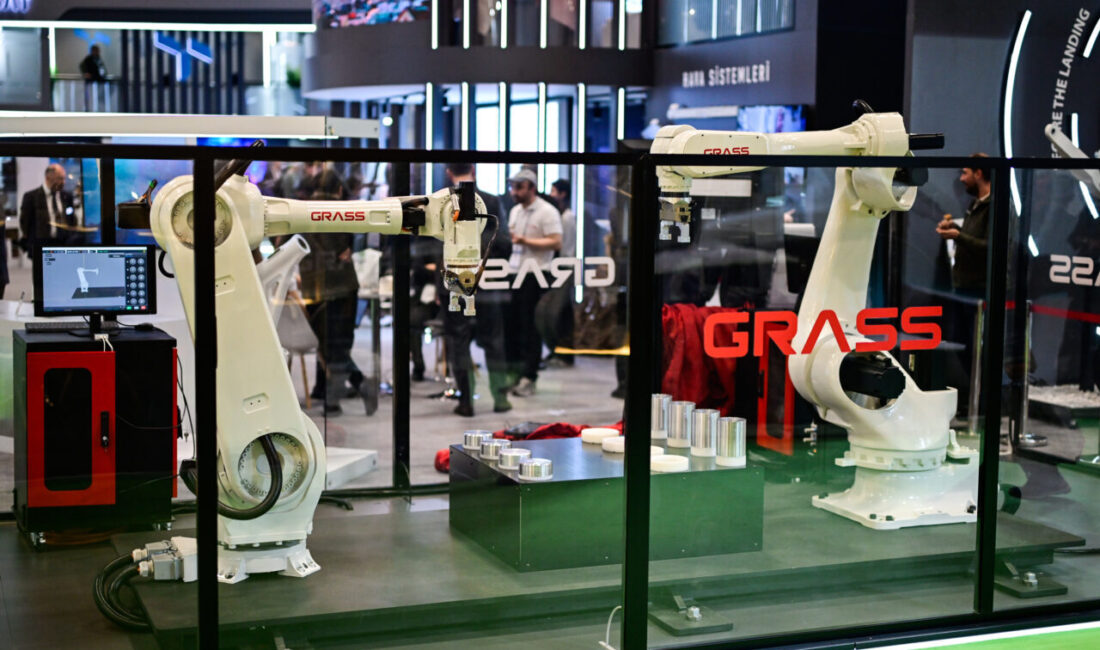 - Milli endüstriyel robotlar, geniş çalışma uzayı, yüksek tekrarlanabilirlik hassasiyeti,
