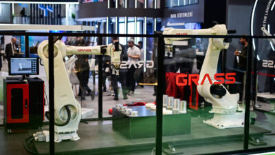 - Milli endüstriyel robotlar, geniş çalışma uzayı, yüksek tekrarlanabilirlik hassasiyeti,