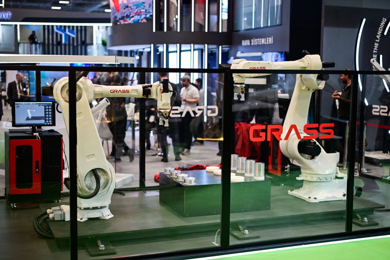 - Milli endüstriyel robotlar, geniş çalışma uzayı, yüksek tekrarlanabilirlik hassasiyeti,