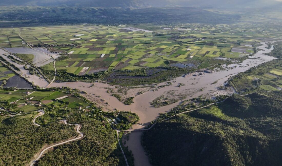 AMASYA (AA) – Tokat’ta taşkın riski bulunan Yeşilırmak Nehri ile