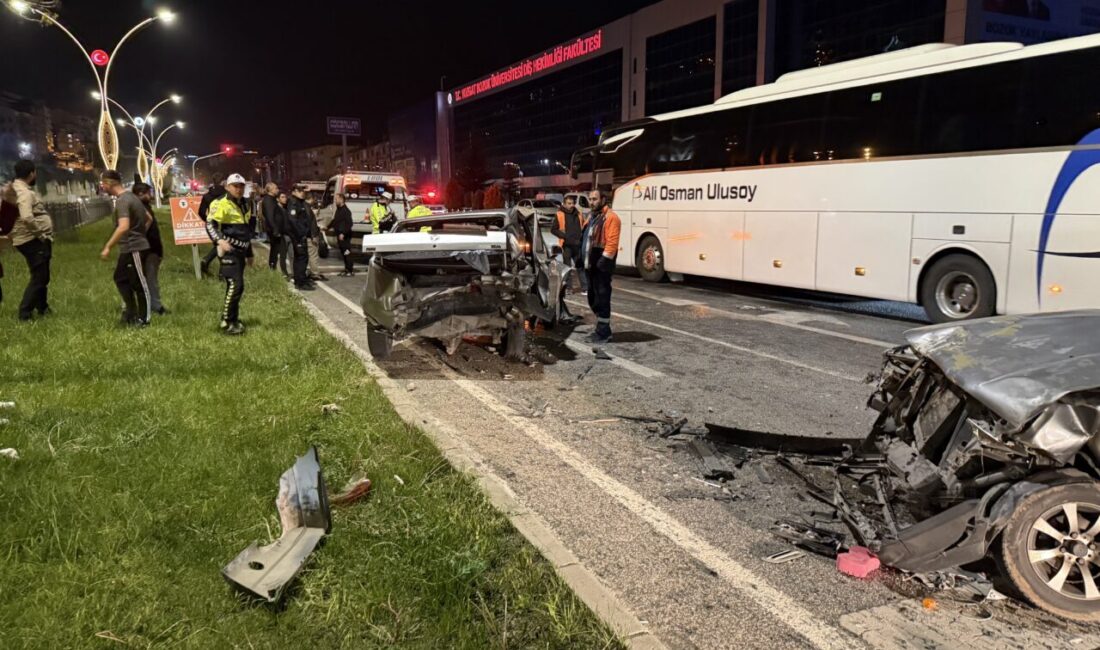 YOZGAT (AA) – Yozgat'ta 4 otomobilin karıştığı zincirleme trafik kazasında