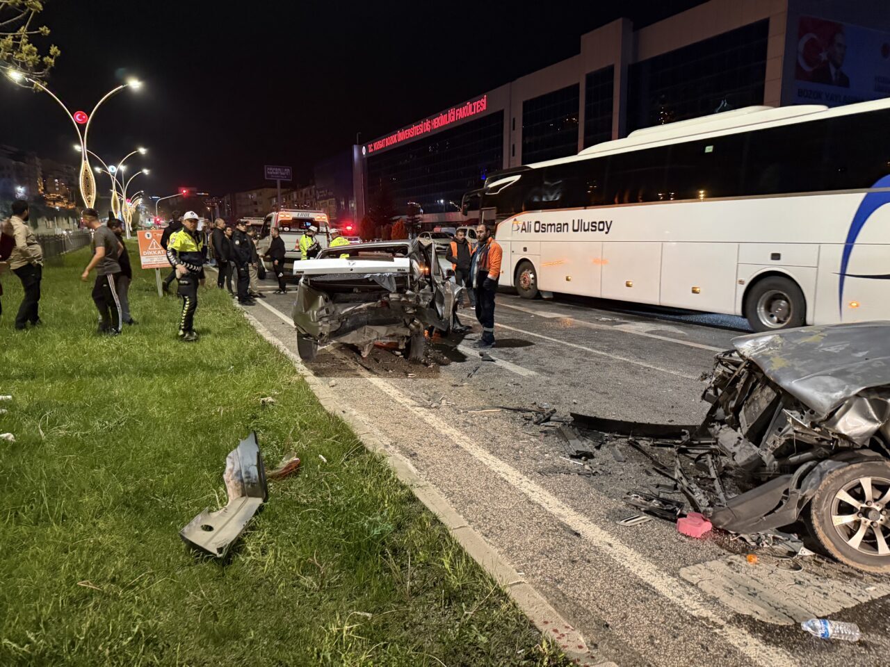 YOZGAT (AA) – Yozgat'ta 4 otomobilin karıştığı zincirleme trafik kazasında