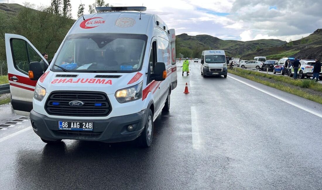 YOZGAT (AA) – Yozgat'ta kaza yapan araçların sürücülerine yardım etmek