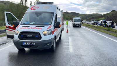 YOZGAT (AA) – Yozgat'ta kaza yapan araçların sürücülerine yardım etmek