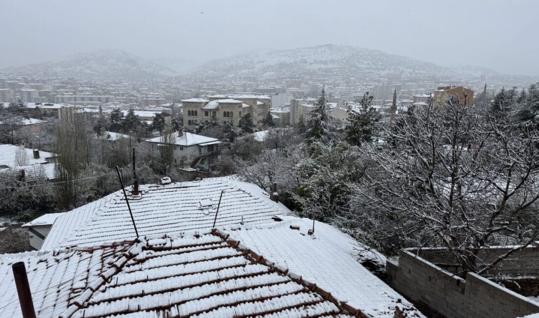 YOZGAT (AA) – Yozgat kent merkezi, mayısta yağan karla beyaza