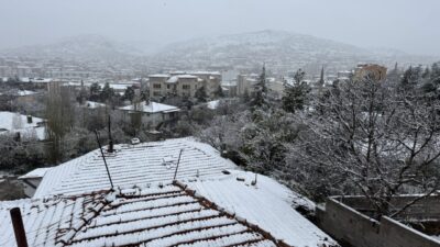 YOZGAT (AA) – Yozgat kent merkezi, mayısta yağan karla beyaza