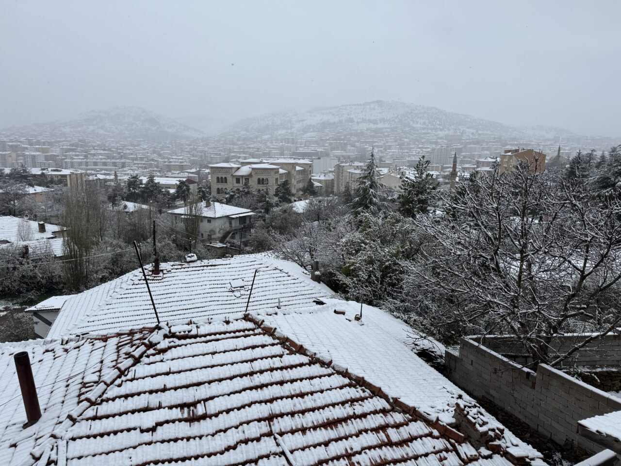 YOZGAT (AA) – Yozgat kent merkezi, mayısta yağan karla beyaza