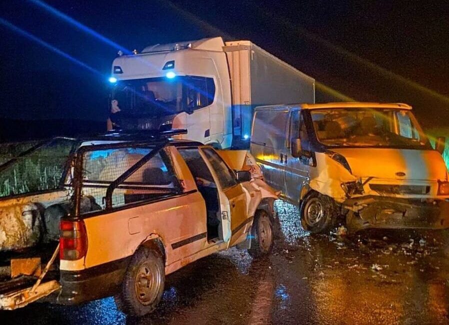 YOZGAT (AA) – Yozgat'ın Boğazlıyan ilçesinde minibüs ile pikabın çarpışması