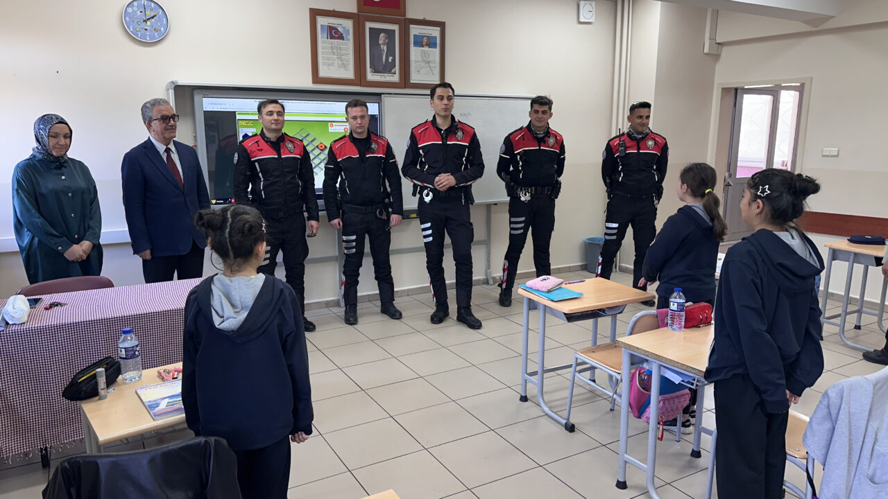 KASTAMONU (AA) – Kastamonu'da ortaokul öğrencisi Miraysu Taban'ın yunus polisleriyle