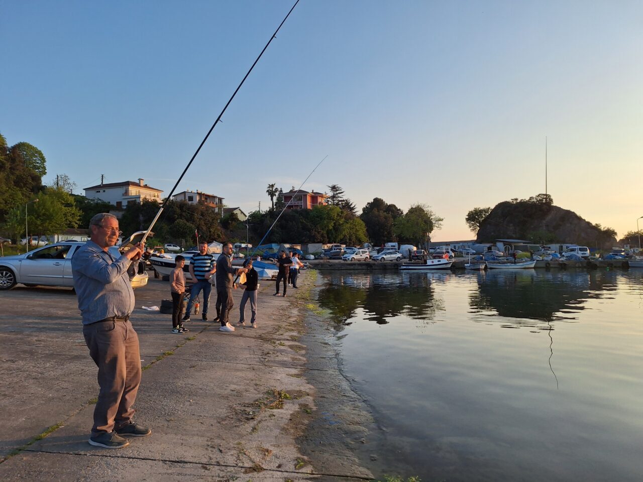ZONGULDAK (AA) – Zonguldak'ın Alaplı ilçesinde istavrit bolluğu, olta balıkçılarını