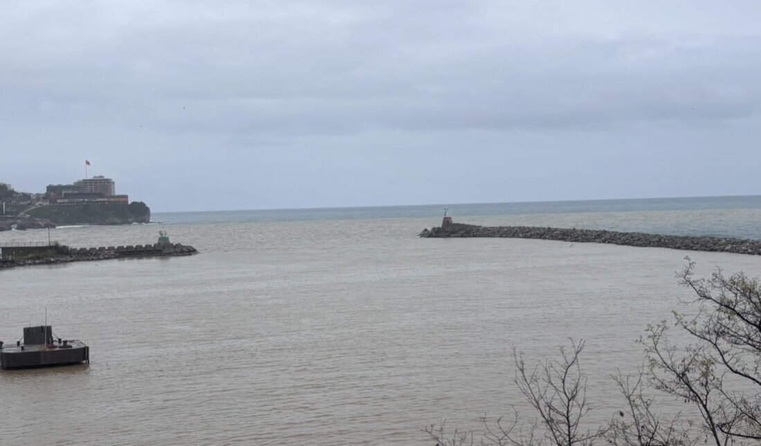 ZONGULDAK (AA) – Zonguldak'ta sağanakla derelerden taşınan çamur nedeniyle denizin