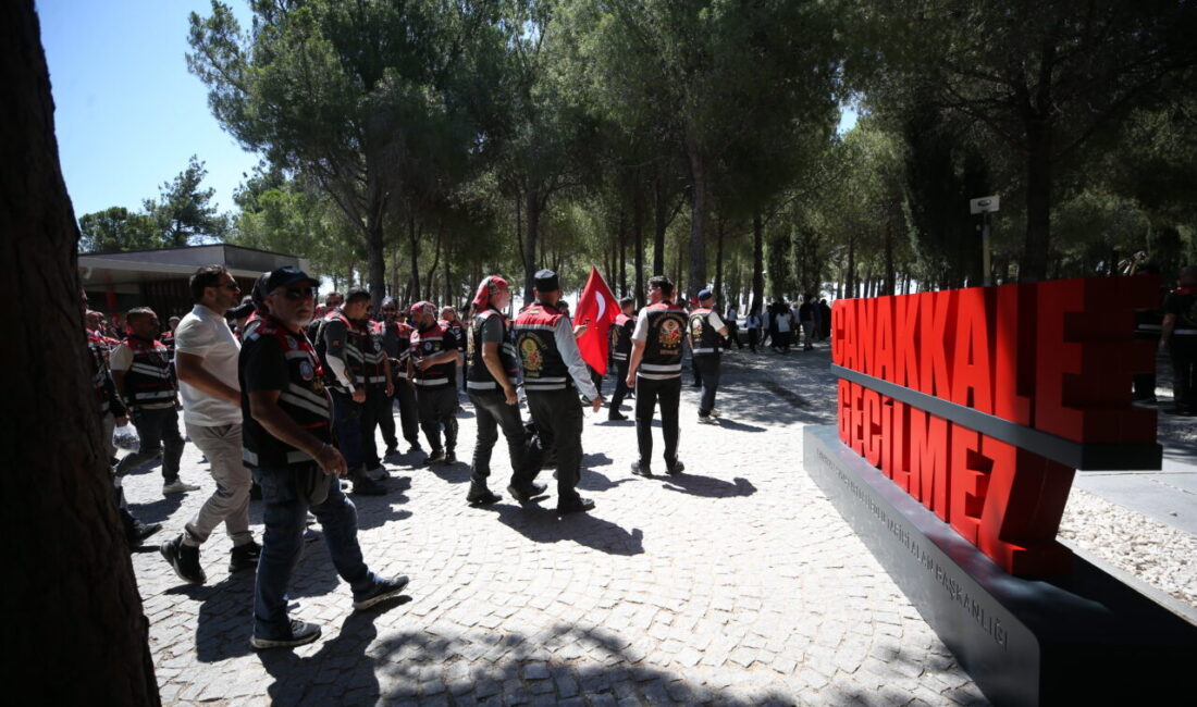 - Osmanlı Motosiklet Derneği üyeleri, Gelibolu Yarımadası'ndaki şehitlik ve anıtlar