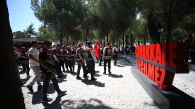 - Osmanlı Motosiklet Derneği üyeleri, Gelibolu Yarımadası'ndaki şehitlik ve anıtlar