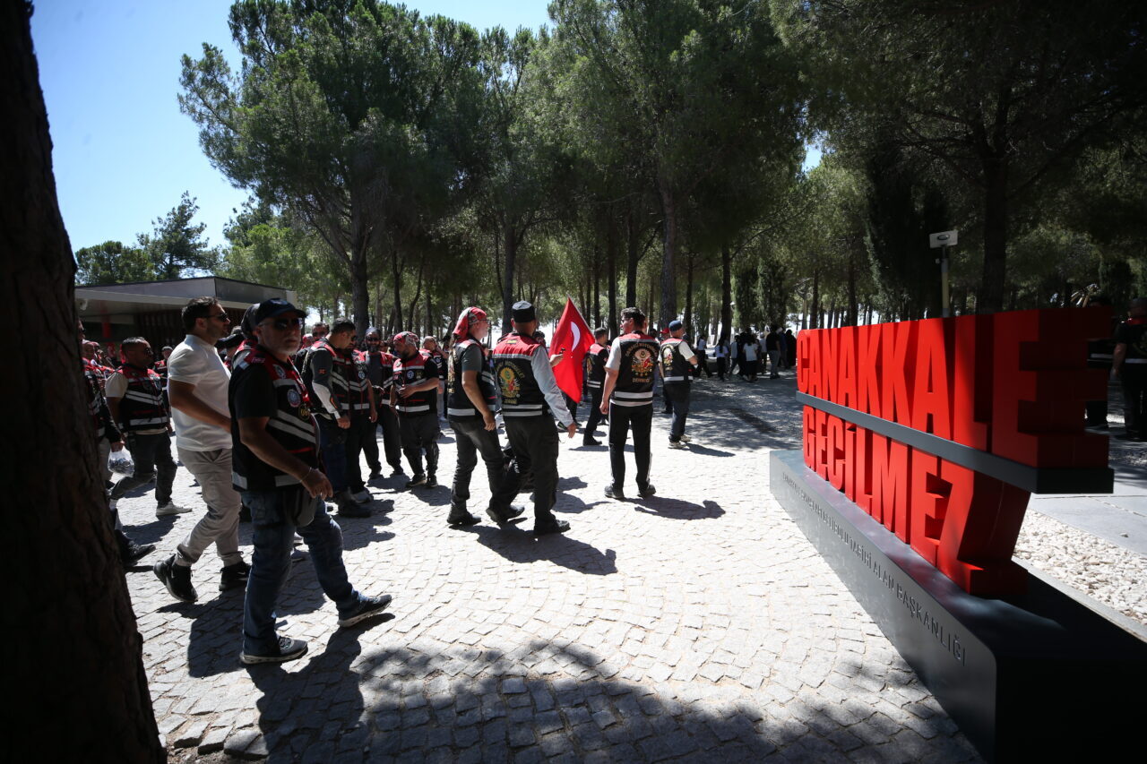 - Osmanlı Motosiklet Derneği üyeleri, Gelibolu Yarımadası'ndaki şehitlik ve anıtlar