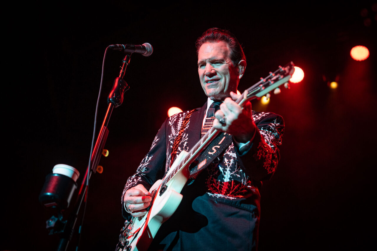 İSTANBUL (AA) – Rock müziğin usta isimlerinden Chris Isaak, Epifoni