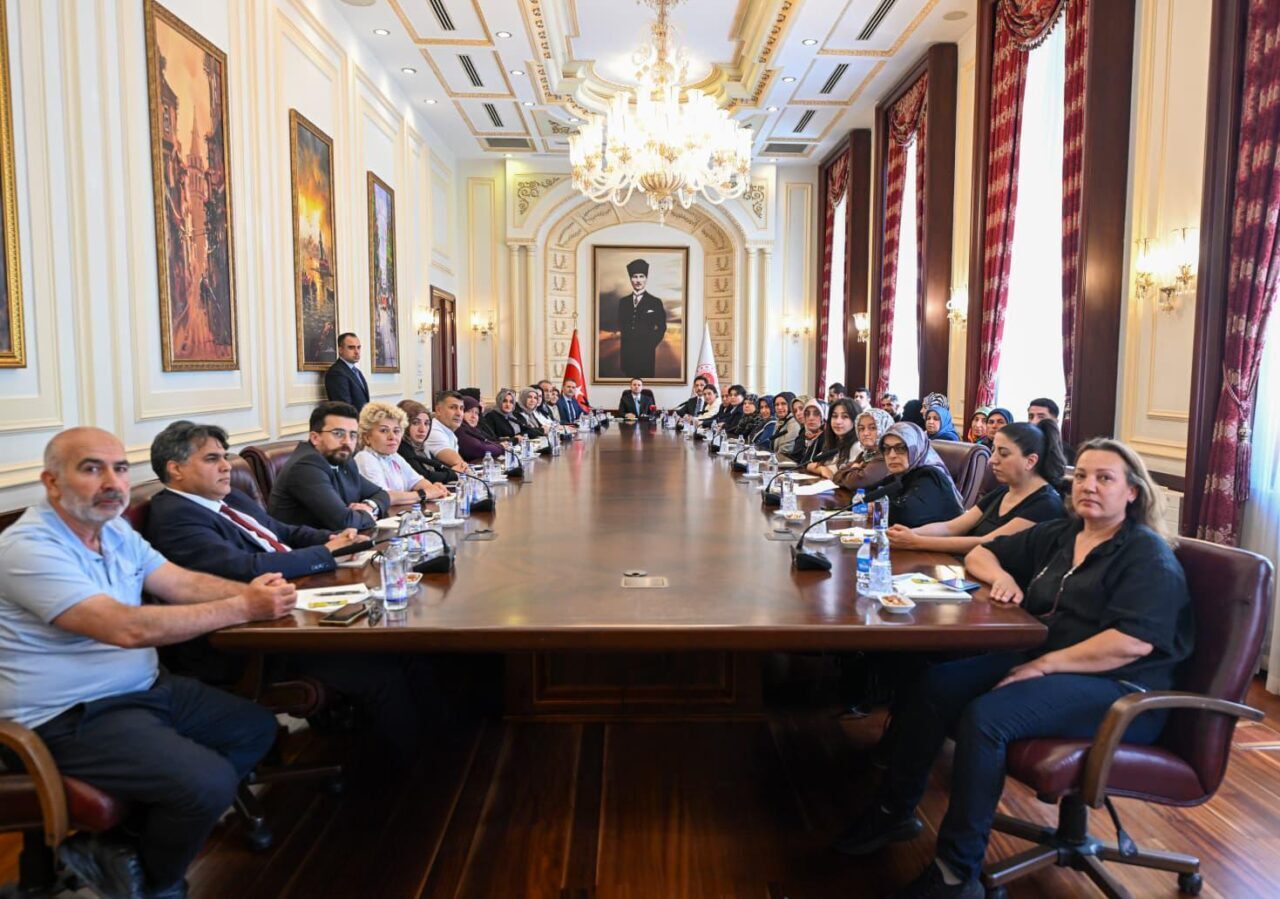 - "Toplumda şu an en büyük sorun gençlerin uyuşturucuya bulaşması.