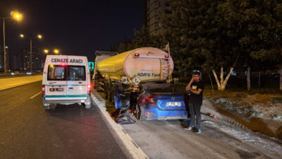 ADANA (AA) – Adana'da akaryakıt yüklü tankere arkadan çarpan otomobilin