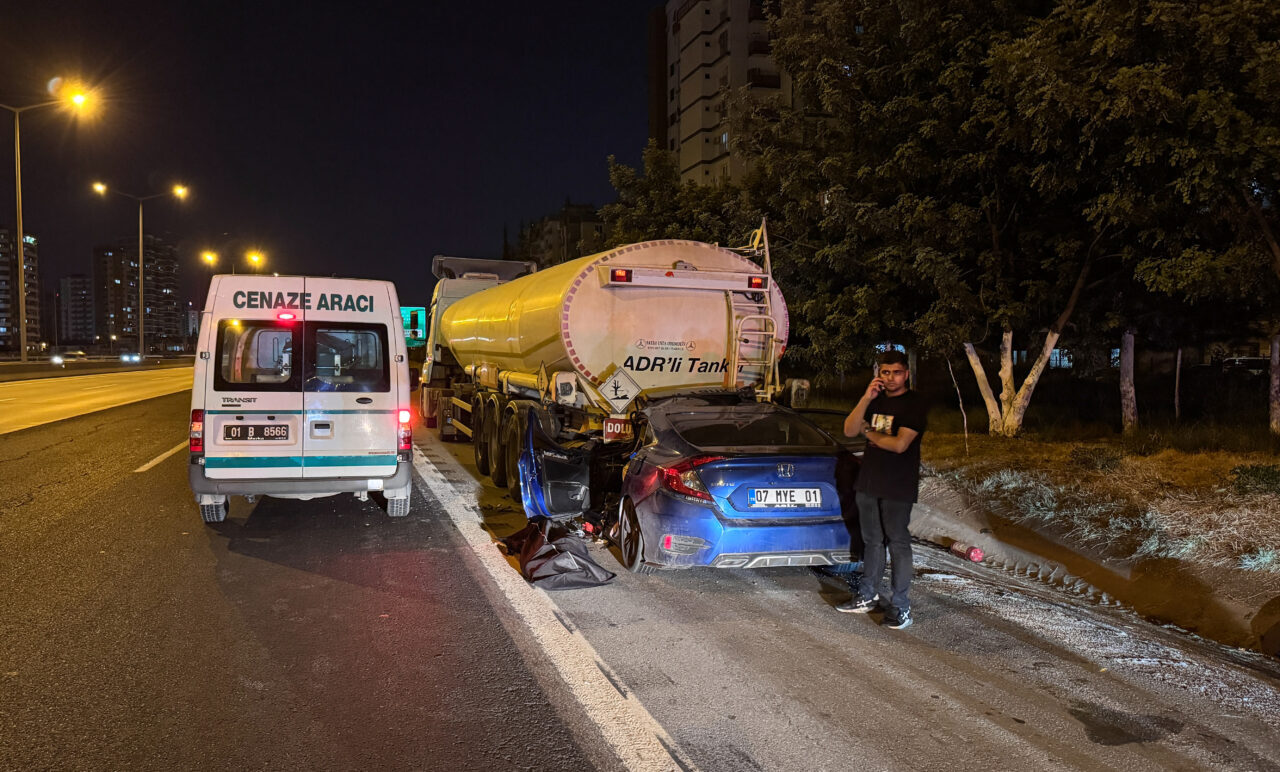 ADANA (AA) – Adana'da akaryakıt yüklü tankere arkadan çarpan otomobilin