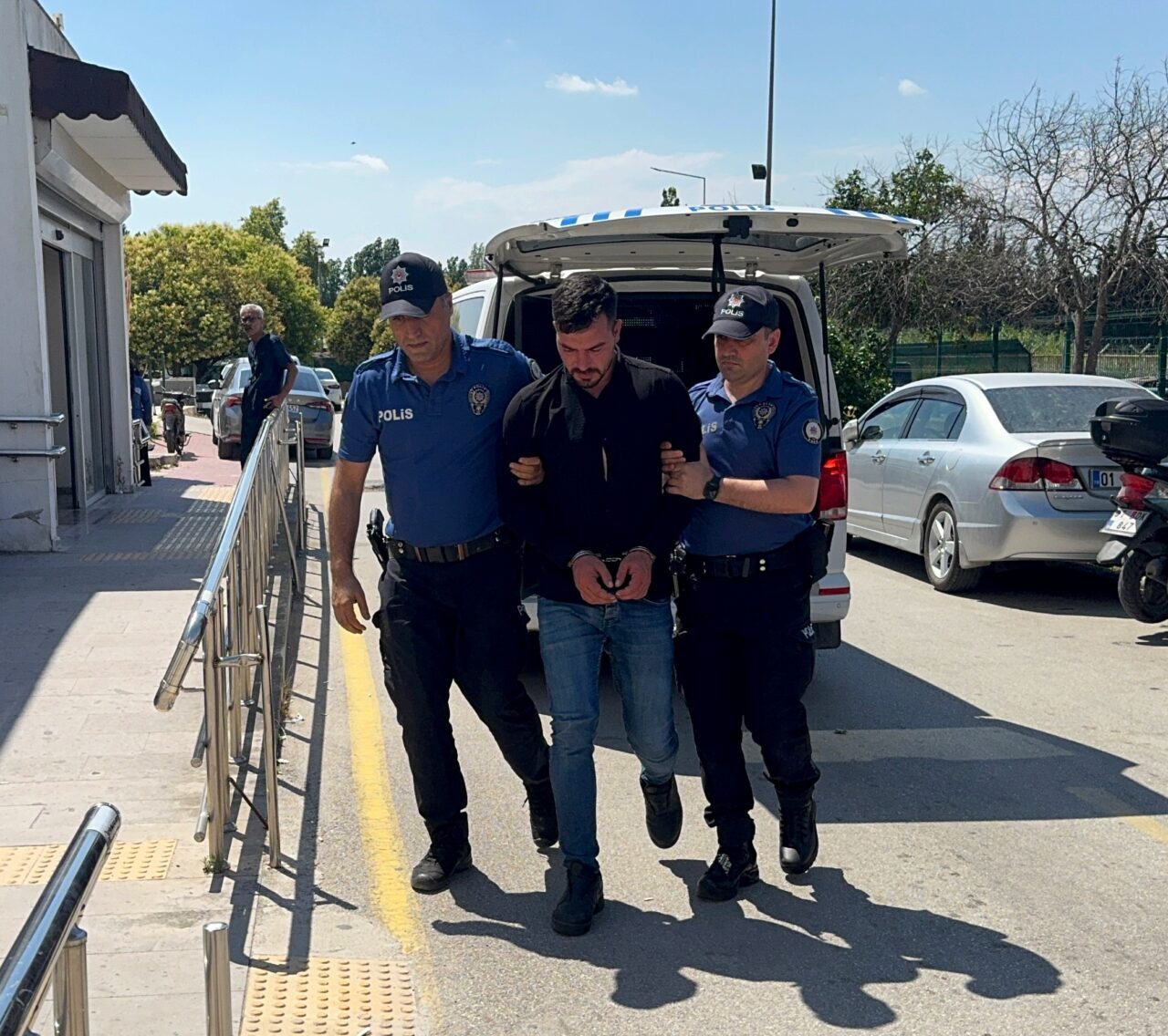 ADANA (AA) – Adana'nın merkez Seyhan ilçesinde barda tartıştığı 1'i