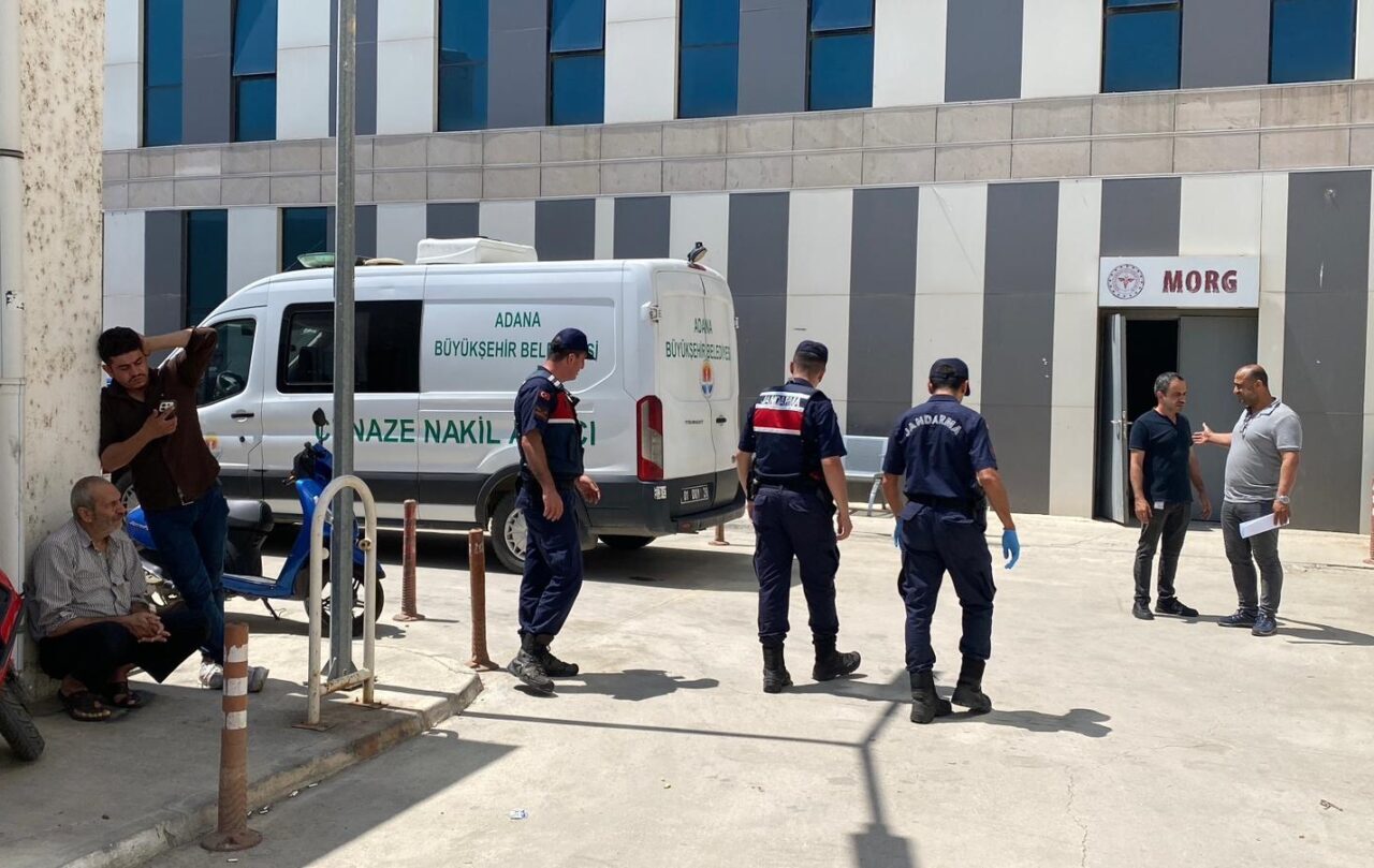 ADANA (AA) – Adana'nın Ceyhan ilçesinde, devrilen traktörün altında kalan