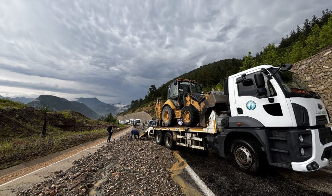 ADANA (AA) – Adana'da, heyelan nedeniyle kapanan Feke-Kozan kara yolu,
