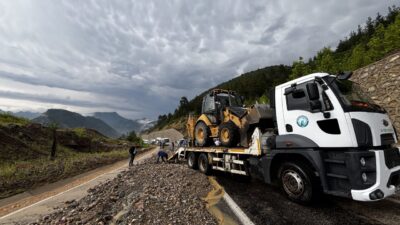 ADANA (AA) – Adana'da, heyelan nedeniyle kapanan Feke-Kozan kara yolu,
