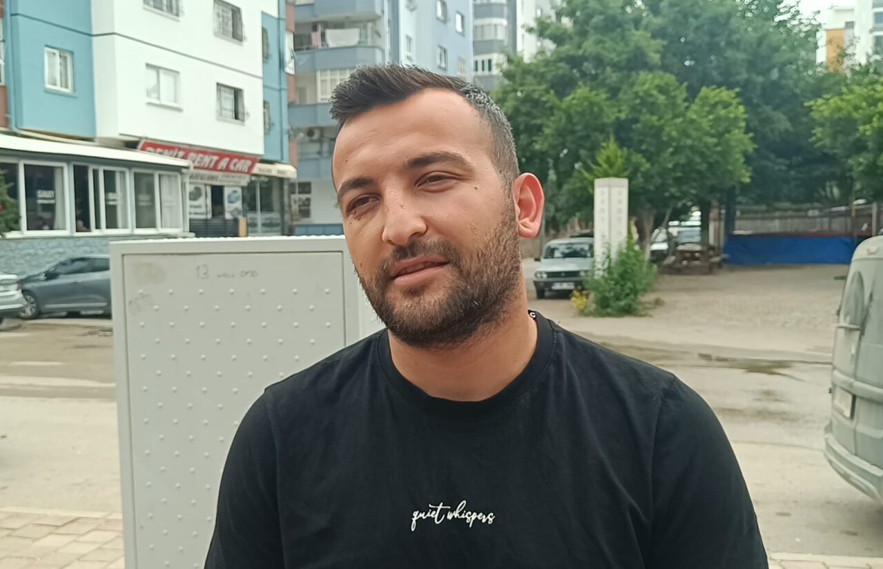 ADANA (AA) – Adana'nın Kozan ilçesinde apartman bahçesinde köpeğin bir