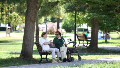 ADANA (AA) – Sıcak havanın etkili olduğu Adana'da, vatandaşlar gölgelik