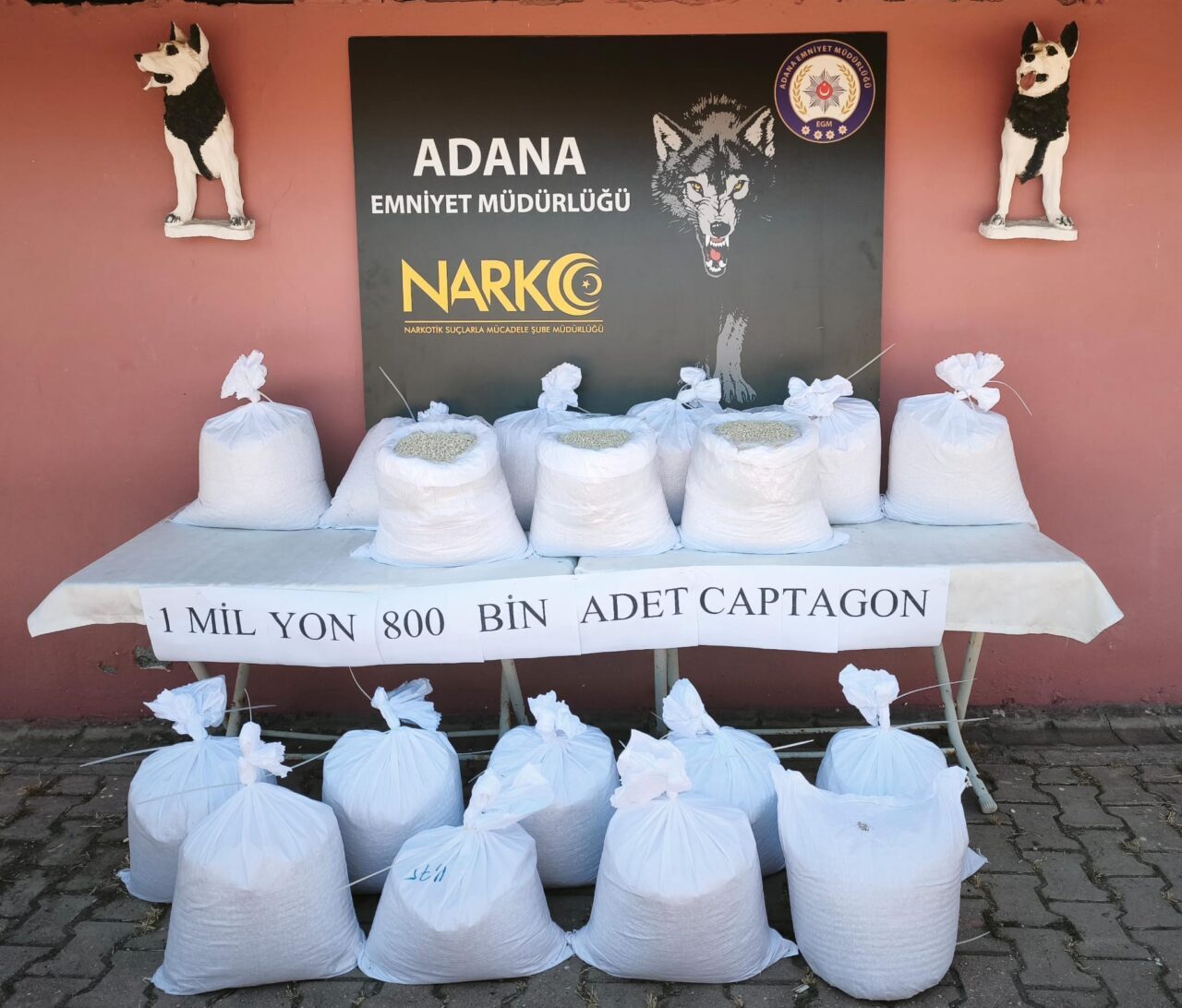 - Narkotik ekiplerince yolda önü kesilen tırda arama yapılması polis