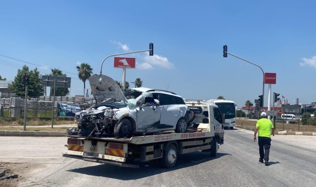 ADANA (AA) – Adana’nın Ceyhan ilçesinde tırın iki otomobile çarpması