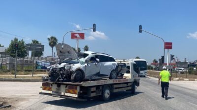 ADANA (AA) – Adana’nın Ceyhan ilçesinde tırın iki otomobile çarpması