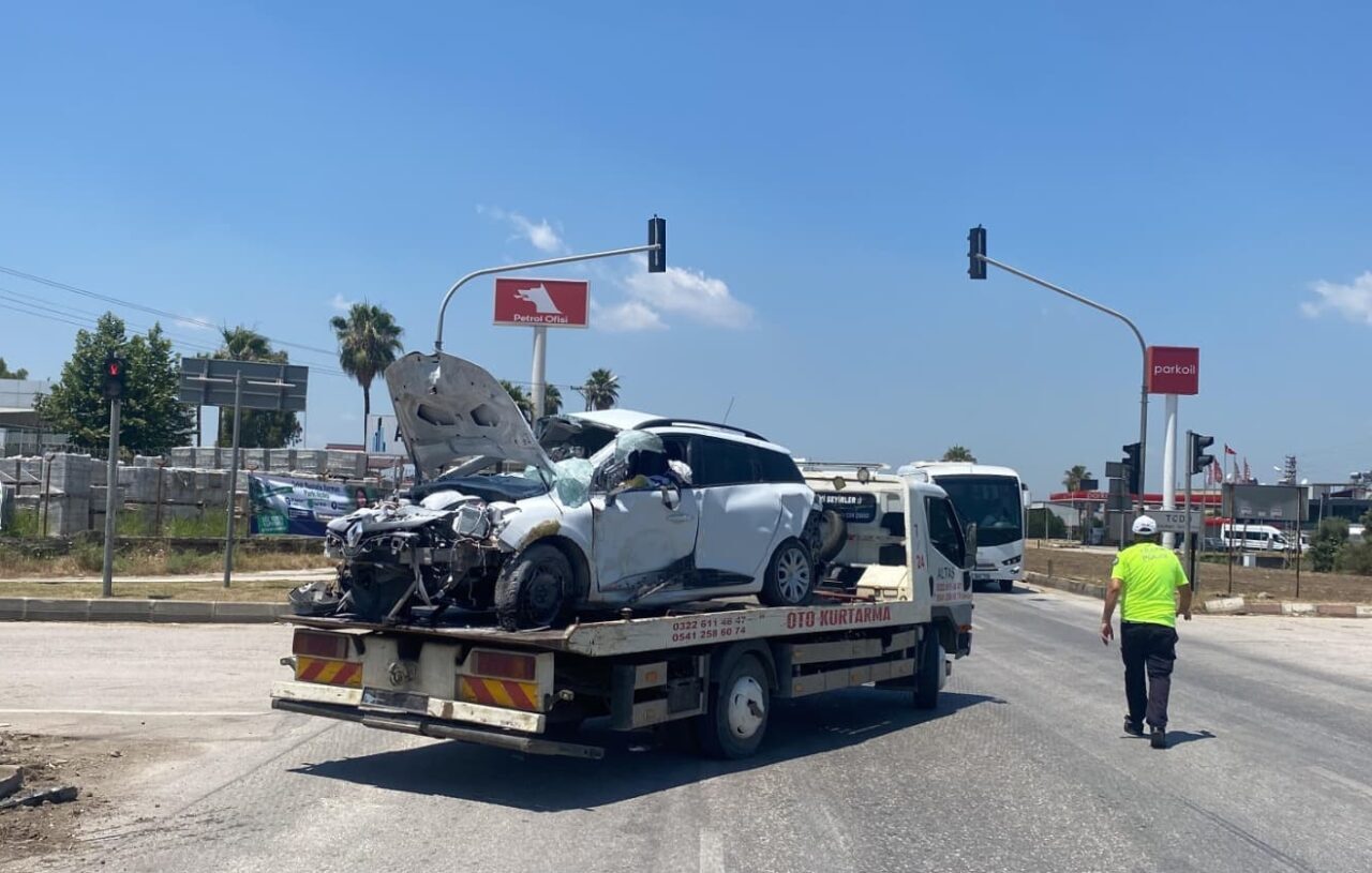 ADANA (AA) – Adana’nın Ceyhan ilçesinde tırın iki otomobile çarpması
