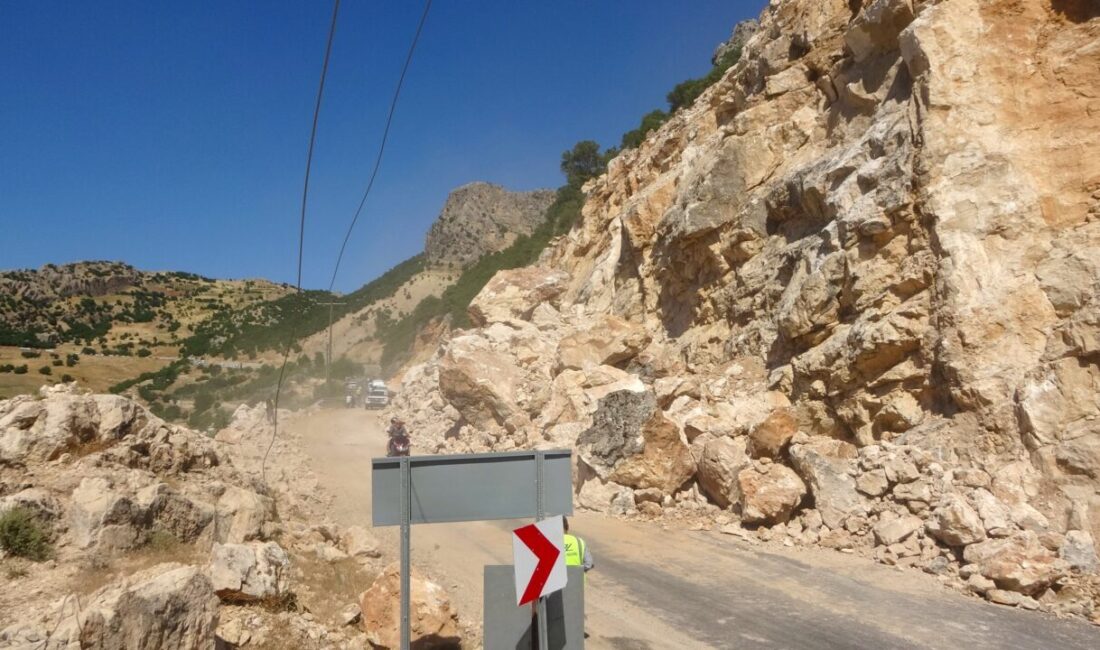 ADIYAMAN (AA) – Adıyaman-Çelikhan kara yolunda meydana gelen heyelan nedeniyle