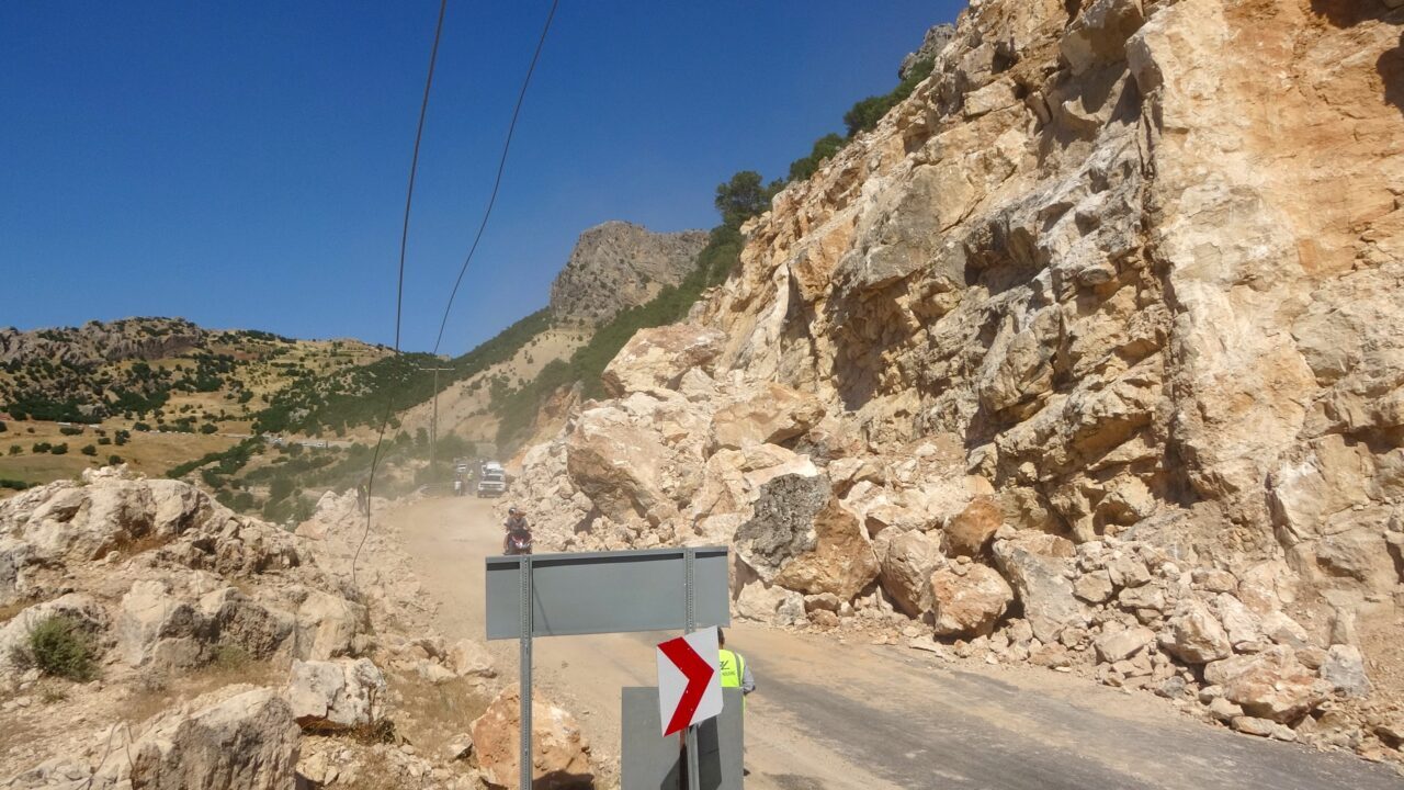 ADIYAMAN (AA) – Adıyaman-Çelikhan kara yolunda meydana gelen heyelan nedeniyle