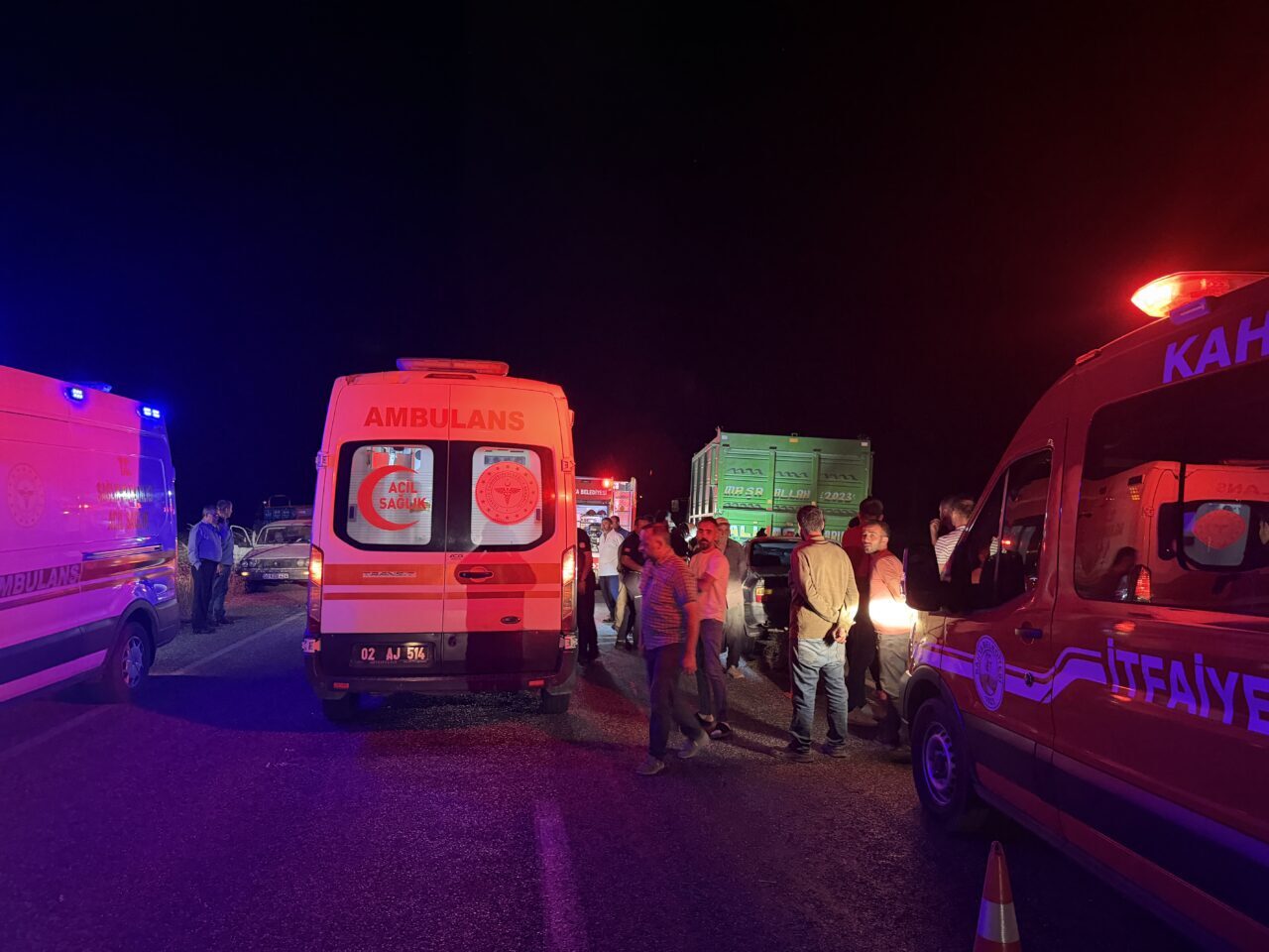 ADIYAMAN (AA) – Adıyaman'ın Samsat ilçesinde otomobilin traktör römorkuna arkadan