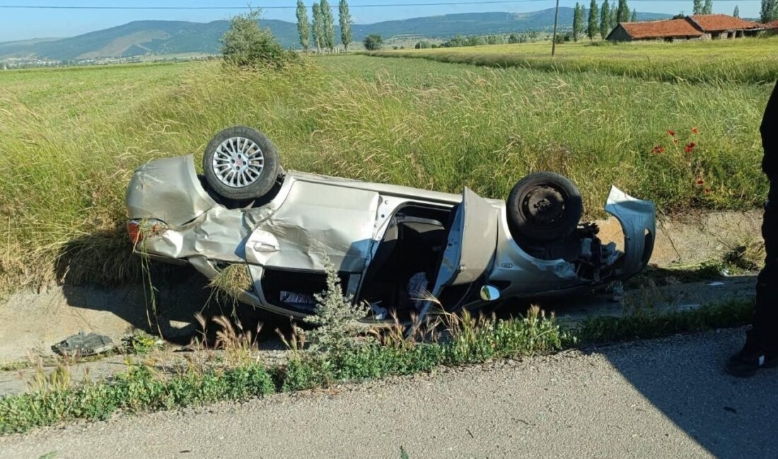 AFYONKARAHİSAR (AA) – Afyonkarahisar'ın Sinanpaşa ilçesinde şarampole devrilen otomobildeki 1