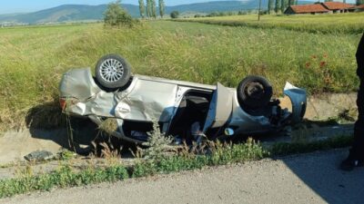 AFYONKARAHİSAR (AA) – Afyonkarahisar'ın Sinanpaşa ilçesinde şarampole devrilen otomobildeki 1