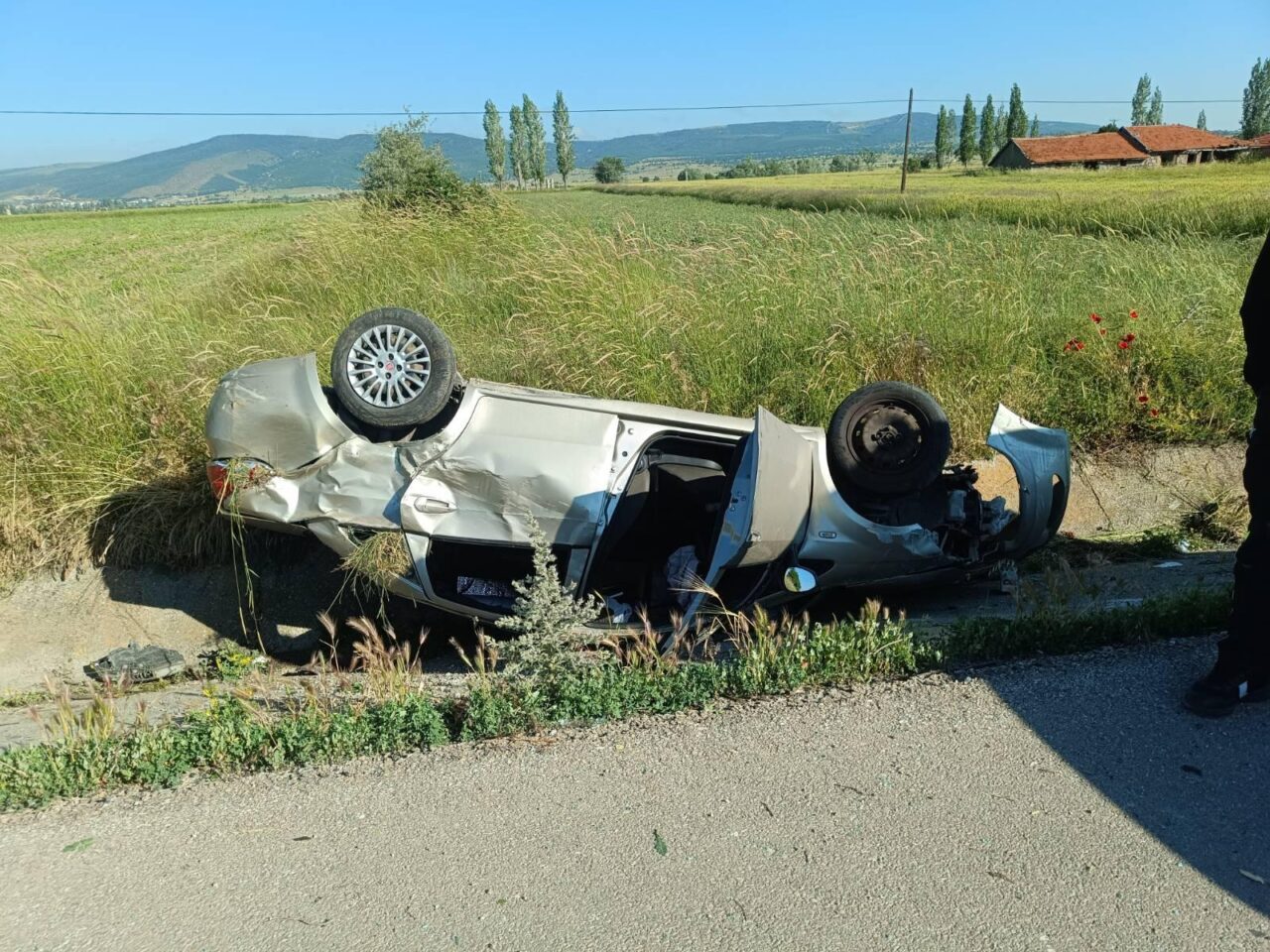 AFYONKARAHİSAR (AA) – Afyonkarahisar'ın Sinanpaşa ilçesinde şarampole devrilen otomobildeki 1